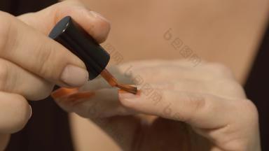 女人手使修指甲
